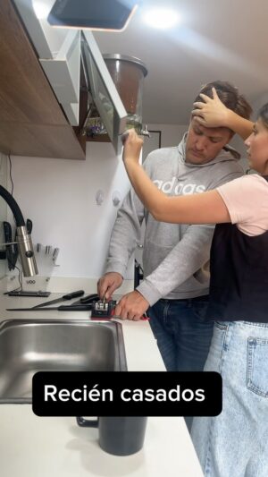 Laura Rodriguez Instagram - Es que siempre están atravesados o no? Con los años hay más afán no es nada personal 😂🤣 

#humor #pareja #humorenpareja #elmatrimonioeshermoso