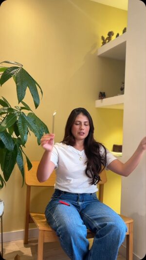 Laura Rodriguez Instagram - Se parece a tu esposo? O solo me pasa a mi con mi Esposito romántico 😂🤣 

#humor #pareja #humorenpareja