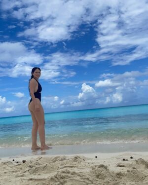 Laura Rodriguez Instagram - No pude elegir solo una!! Mi fotógrafo de confianza se puso la 10 🤣😂 ¿cuál es tu favorita?? 

#pareja #viaje #humor
