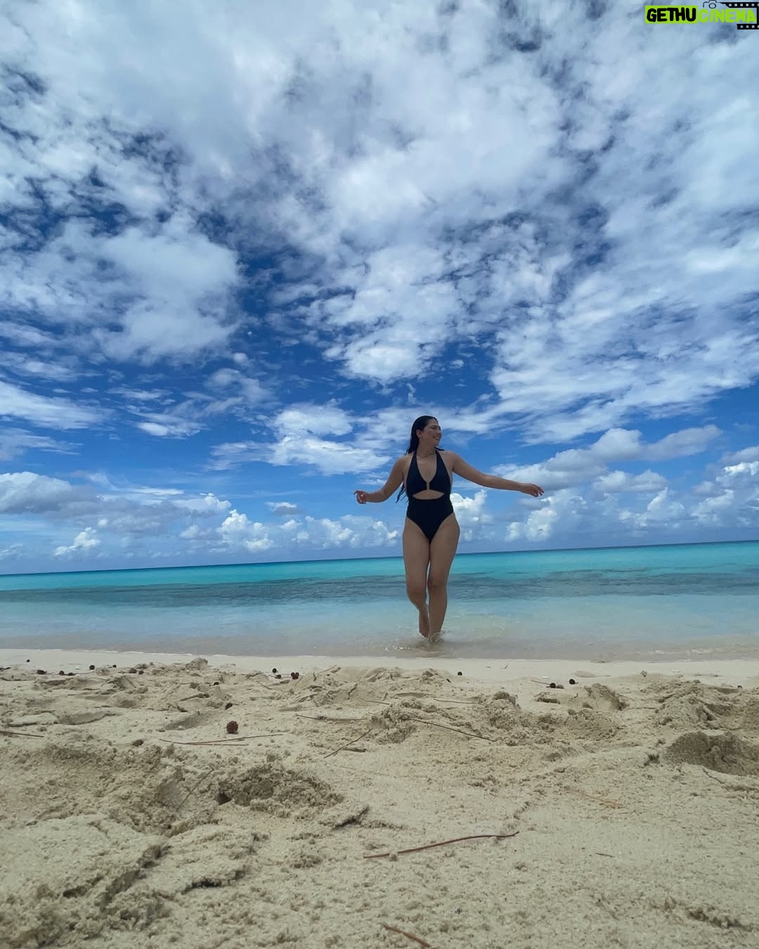 Laura Rodriguez - 37.2K Likes - No pude elegir solo una!! Mi fotógrafo de confianza se puso la 10 🤣😂 ¿cuál es tu favorita?? 

#pareja #viaje #humor