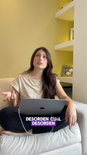 Laura Rodriguez Instagram - “Ellos no desordenan” en su menteeeeee. En mi casa el desorden del señor es porque “está trabajando” ese como que no cuenta, ah!!!! Pero mi desorden es graveeeee!!! El deja todo tirado pero pero yo dejo una chaqueta y sale a quejarse…. Gracias por escucharme jajajajajajaja fin 

#humor #pareja #humorenpareja #elmatrimonioeshermoso