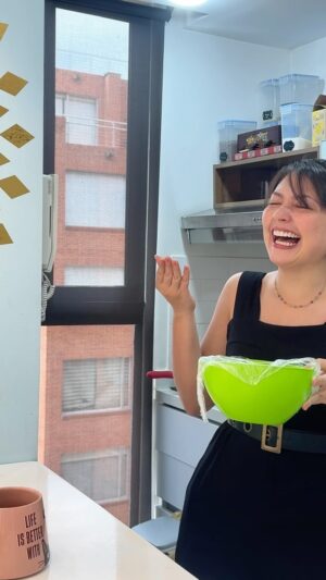 Laura Rodriguez Instagram - Tú eres la del pollo sudado o el de la hamburguesa! 🤣😂🤣 yo no dejo dañar comida 

#humor #pareja #humorenpareja