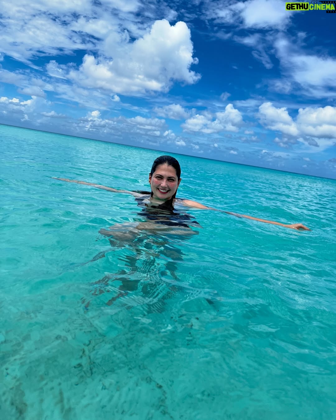 Laura Rodriguez - 37.2K Likes - No pude elegir solo una!! Mi fotógrafo de confianza se puso la 10 🤣😂 ¿cuál es tu favorita?? 

#pareja #viaje #humor