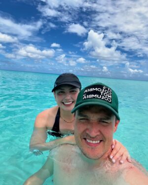 Laura Rodriguez Instagram - No pude elegir solo una!! Mi fotógrafo de confianza se puso la 10 🤣😂 ¿cuál es tu favorita?? 

#pareja #viaje #humor