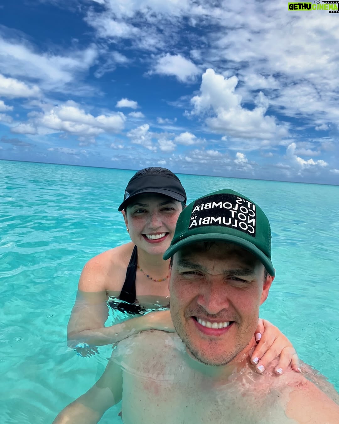 Laura Rodriguez - 37.2K Likes - No pude elegir solo una!! Mi fotógrafo de confianza se puso la 10 🤣😂 ¿cuál es tu favorita?? 

#pareja #viaje #humor