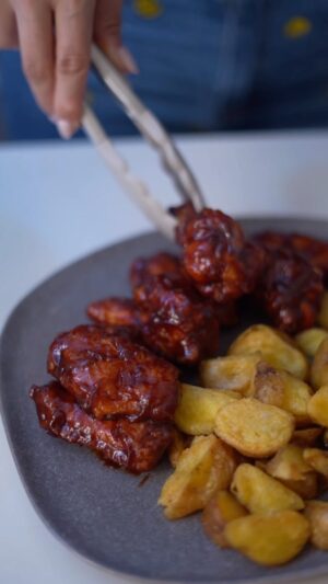 Laura Spoya Instagram - Hoy es jueves deeeeeeeee ALITAS BBQ 🍗. Infalible receta para tus juntes! No apto pa cardíacos jeje ya saben que yo enseño a hacer puras recetas altamente calóricas 😋. Manden recetas que quieran que les enseñe! Ya se viene a partir de la próxima semana puras recetas navideñas! Así que estén atentos 🫶🏻 #Juevesdecocina #alaollaconlaspoya