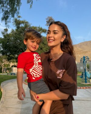 Laura Spoya Instagram - Sin ustedes no tendría el título más importante del mundo 💗. Gracias por llenar mi vida del amor más puro e incondicional! Por desarrollar algo con lo que no había venido de fábrica: paciencia 😅, y por ser mi motivación diaria para siempre dar mi 100%! Con y para ustedes TODO! 🥹✨!
¡Feliz día a todas las mamitas de la manada!