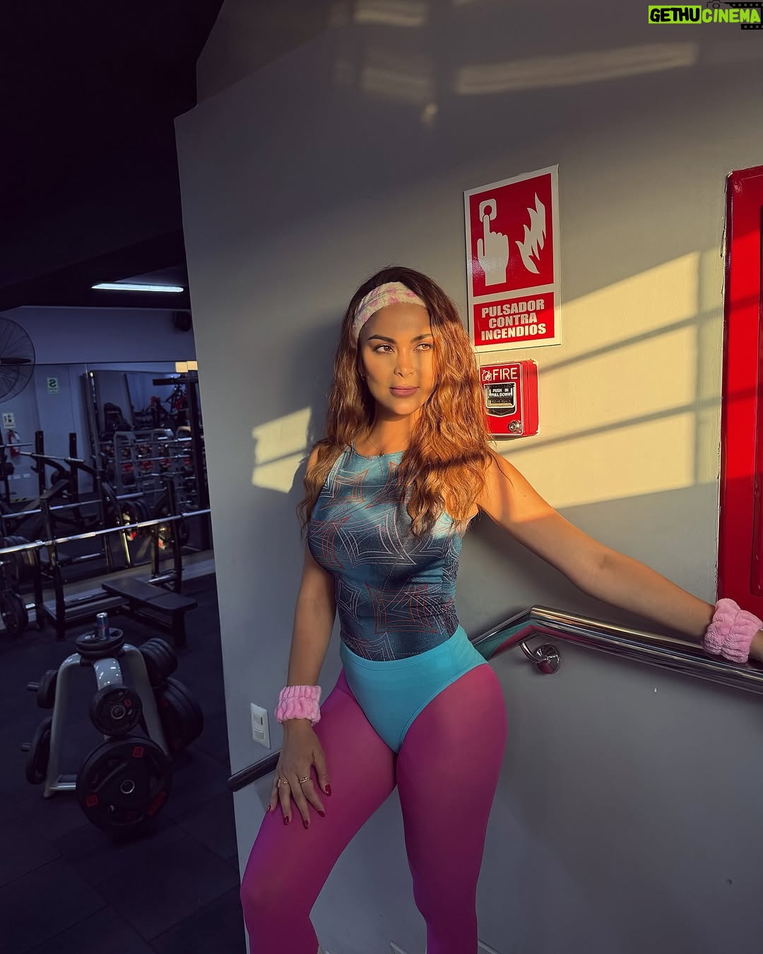 Laura Spoya - 29.4K Likes - Cuantos likes para tu Miss deportiva con su look de los 80’s dándote calambre al ojo 💗😂.