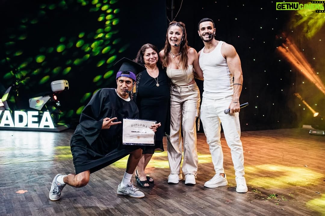 Laura Spoya - 33.4K Likes - Todo lo que fue el primer Good Time en el Canout. Gracias goodcitos por estar en este momento histórico y ser parte de la manada. 👌

📸 @maritza_ojoxojo una capa 👌