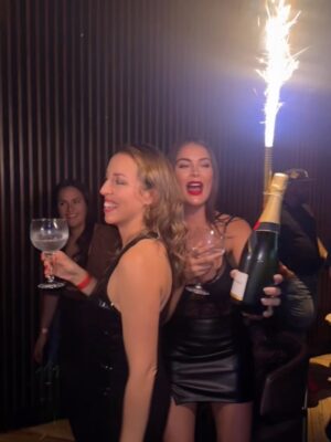 Laura Spoya Instagram - Algunas fotitos de lo que fue mi festejo patronal de cumpleaños 😅. Falta parte II, III y hasta IV ajajajaja! Gracias a todos por haberlo hecho tan especial ❤️. Este año no tenía ganas de hacer nada y terminé haciendo de todo 😂. Hasta parapente ajajajaja los quiero mucho 🫶🏻