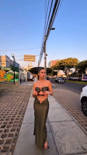 Laura Spoya Instagram - Elegante, porque una estrella come como estrella 💅😂
La nueva Pizza Estrella de Papa Johns no es cualquier pizza: tiene bordes rellenos de queso o tocino o jalapeño, y viene con salsas que no son de este mundo. Garlic para alejar las malas vibras, mango habanero para el picante que despierta, y salsa rosa para atraer buenas energías.
Yo no necesito suerte… tengo bordes rellenos 😌
#Publicidad
