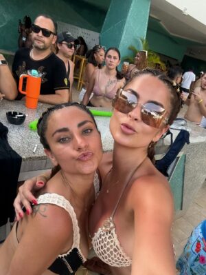Laura Spoya Instagram - Algunas fotitos de lo que fue mi festejo patronal de cumpleaños 😅. Falta parte II, III y hasta IV ajajajaja! Gracias a todos por haberlo hecho tan especial ❤️. Este año no tenía ganas de hacer nada y terminé haciendo de todo 😂. Hasta parapente ajajajaja los quiero mucho 🫶🏻