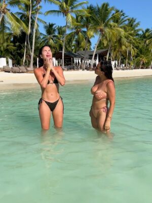 Laura Spoya Instagram - Algunas fotitos de lo que fue mi festejo patronal de cumpleaños 😅. Falta parte II, III y hasta IV ajajajaja! Gracias a todos por haberlo hecho tan especial ❤️. Este año no tenía ganas de hacer nada y terminé haciendo de todo 😂. Hasta parapente ajajajaja los quiero mucho 🫶🏻