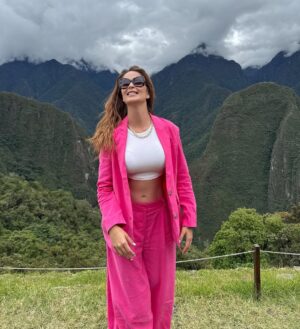 Laura Spoya Instagram - Mucho color y energía que vibra alto 💗. Cusco mágico y bonito! El poder que da la naturaleza siempre es sobrenatural y protector ✨.