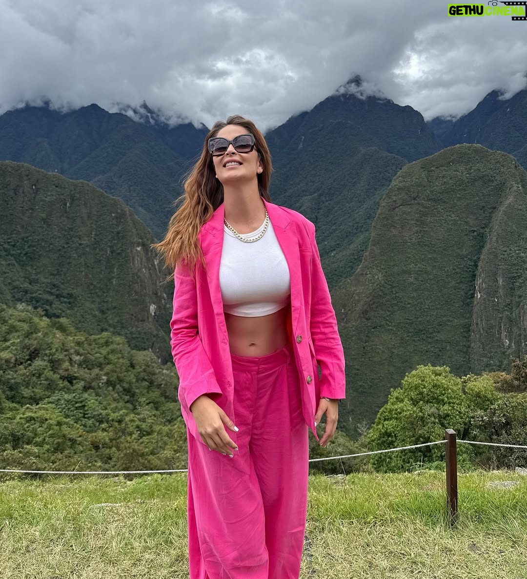 Laura Spoya - 350.9K Likes - Mucho color y energía que vibra alto 💗. Cusco mágico y bonito! El poder que da la naturaleza siempre es sobrenatural y protector ✨.