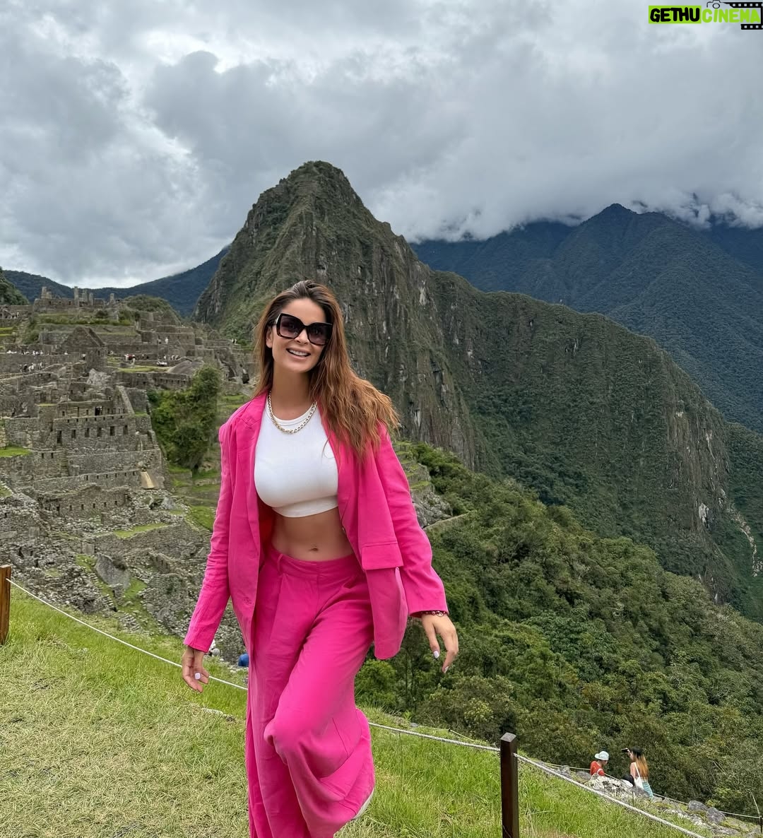 Laura Spoya - 350.9K Likes - Mucho color y energía que vibra alto 💗. Cusco mágico y bonito! El poder que da la naturaleza siempre es sobrenatural y protector ✨.
