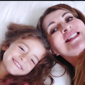 Laura Spoya Instagram - Feliz día mami querida y Lalita ❤️. Este año les toca un poco sucedidas de salud pero siempre con la mejor actitud y vibras positivas ❤️
Maaaaa: gracias por siempre haber estado en cada momento importante de mi vida! En las buenas, malas y peores.. sieeempre juntas ❤️. Pronto estarás al 💯! Te quiero 💕! @julysolm
Lalita: gracias por ser muestra de fortaleza y resiliencia! Te quiero mucho! Aún nos quedan muchísimas cosas por vivir! Mi segunda mamá 💕