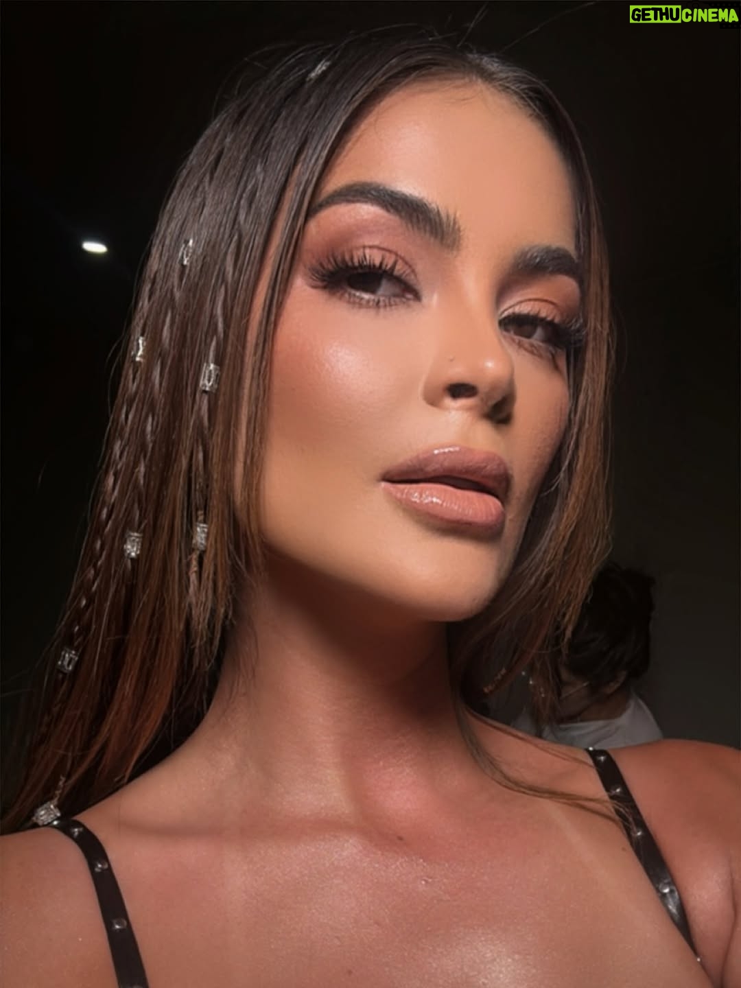 Laura Spoya - 56.2K Likes - La vida es una fiesta que un día termina ✨. 
Se gozó y se bailó en @cochi_______ 😎