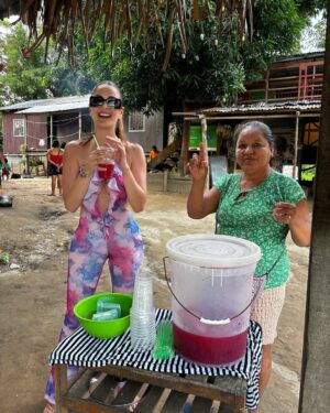 Laura Spoya Instagram - Unos días en la selva de chamba pero también de diversión a full 😜. Es mi primera vez visitando Pucallpa y me ha encaaaaaaantado! El clima es tremendamente espectacular 🔥. Para quienes me encontré ayer en la fiestita de cumbia pasen videos por interno peeee jajaja estuve 2 días pero me lo gocé como si hubiera estado una semana jajaja que lindo es nuestro país y gente 🫶🏻! Gracias por su hospitalidad 🥰 #Pucallpa