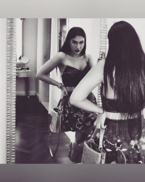 Layla Iskandar Instagram - 🤍🖤 #ليلى_اسكندر  #laylaiskandar  #blackandwhite  @ramonasyounes
ramonasbeautycenter 
@magic__camera1
@ geyannayouness