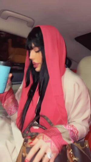 Layla Iskandar Instagram - تحضيرات العيد دائما فقرة مهمة كل سنة بحب عيشا واستمتع بالزحمة والقروشة والمواعيد بين ما تزعل اهلك ولا  تقصر بشغلك بشغلك😀😀وفجاة سبحان الله ربي بيعطينا القوة والصبر ومنحول الزحمة الي كانت تزعجنا لفرحة ومنستشعر كل النعم البسيطة بحياتنا متوزع مي على بعض ومتذكر بعض بالصلاة وبنصلي التراويح وبيجمعنا رمضان صغير كبير غني وفقير ..يا رب كل شخص منكم وحيد او يتيم او ما عندو حدا متغرب او مريض يقرا هالكم كلمة ويعرف انو طالما الله معك ..انت مش لحالك ..مبارك عليكم العشر الاواخر ..ليلى #سردة
