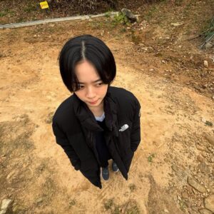 Lee Jae-in Instagram - 어제는 끝났고 내일은 멀었고 오늘은 아직 모른다🎶
나의 오늘을 불행하게 하는 것은 언제나 ’어제‘와 ’내일‘이다. 어제는 후회뿐이고, 내일은 두렵기만 하다. 둘 중 무엇도 내 마음대로 할 수 있는 게 없다. 지나간 어제를 바꿀 수도 없고, 다가올 내일을 예측할 수도 없다.
그럼 내가 할 수 있는 건 뭘까? 아직 어떻게 될 지 모르는 오늘을 살아내는 것. 어제의 내가 두려워하던 오늘을 덤덤하게 잘 사는 것, 내일의 내가 후회할 지도 모르는 오늘을 후회 없이 사는 것.
정말 약하기 그지없는 소리처럼 들린다. 어디 사는 훌륭한 누군가는 10년치의 계획을 가지고 그걸 정말로 이뤄내며 살고 있을지도 모른다. 그러나 내게 주어진 최선은 오늘을 망치지 않는 것뿐이다. 그런 ’오늘‘을 쌓아간다면, 언젠가는 어제가 후회되지 않고 내일이 무섭지 않을지도 모른다는 희망 하나로! ☘️
#미지의서울 안녕🥹