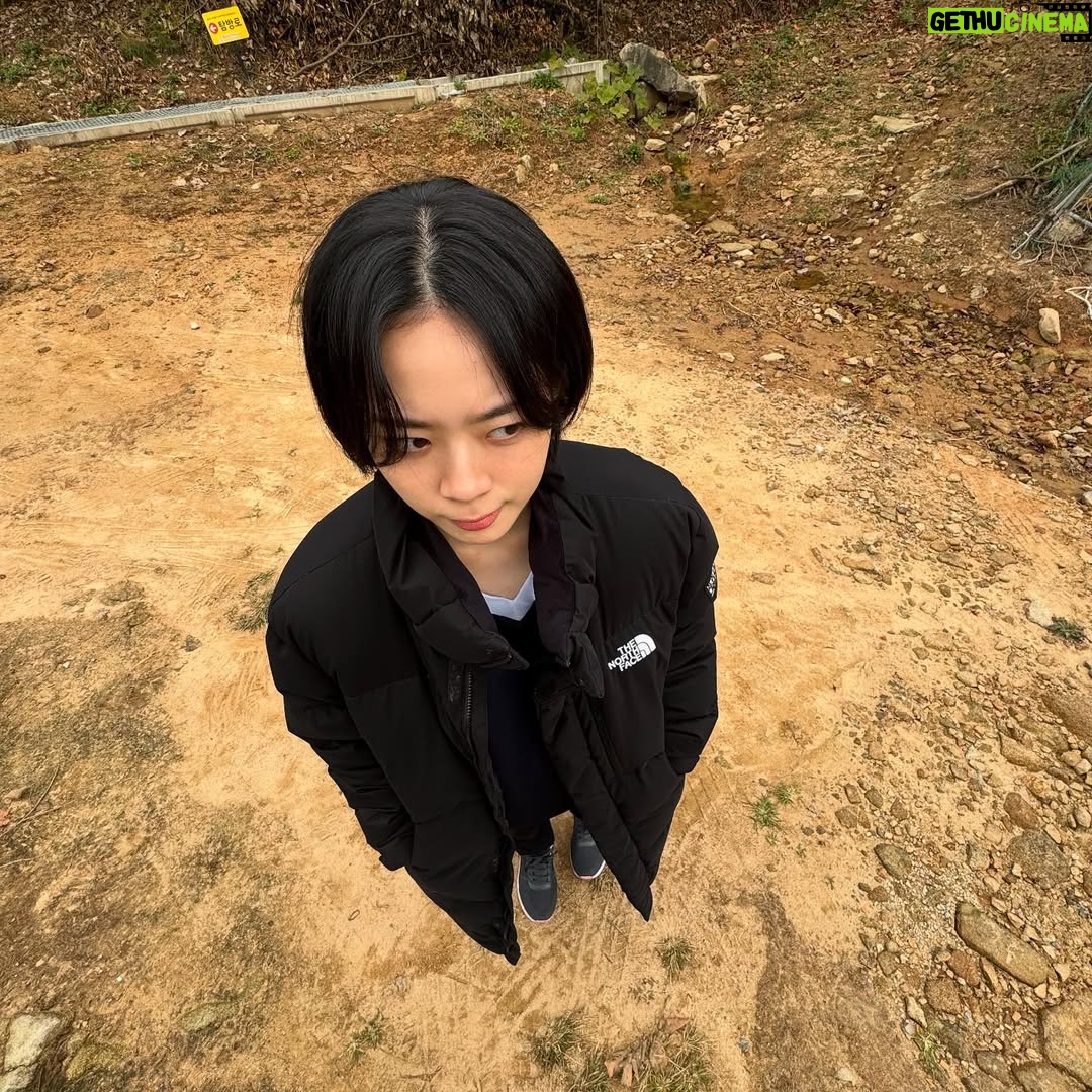 Lee Jae-in - 142.8K Likes - 어제는 끝났고 내일은 멀었고 오늘은 아직 모른다🎶

나의 오늘을 불행하게 하는 것은 언제나 ’어제‘와 ’내일‘이다. 어제는 후회뿐이고, 내일은 두렵기만 하다. 둘 중 무엇도 내 마음대로 할 수 있는 게 없다. 지나간 어제를 바꿀 수도 없고, 다가올 내일을 예측할 수도 없다.

그럼 내가 할 수 있는 건 뭘까? 아직 어떻게 될 지 모르는 오늘을 살아내는 것. 어제의 내가 두려워하던 오늘을 덤덤하게 잘 사는 것, 내일의 내가 후회할 지도 모르는 오늘을 후회 없이 사는 것.

정말 약하기 그지없는 소리처럼 들린다. 어디 사는 훌륭한 누군가는 10년치의 계획을 가지고 그걸 정말로 이뤄내며 살고 있을지도 모른다. 그러나 내게 주어진 최선은 오늘을 망치지 않는 것뿐이다. 그런 ’오늘‘을 쌓아간다면, 언젠가는 어제가 후회되지 않고 내일이 무섭지 않을지도 모른다는 희망 하나로! ☘️

#미지의서울 안녕🥹
