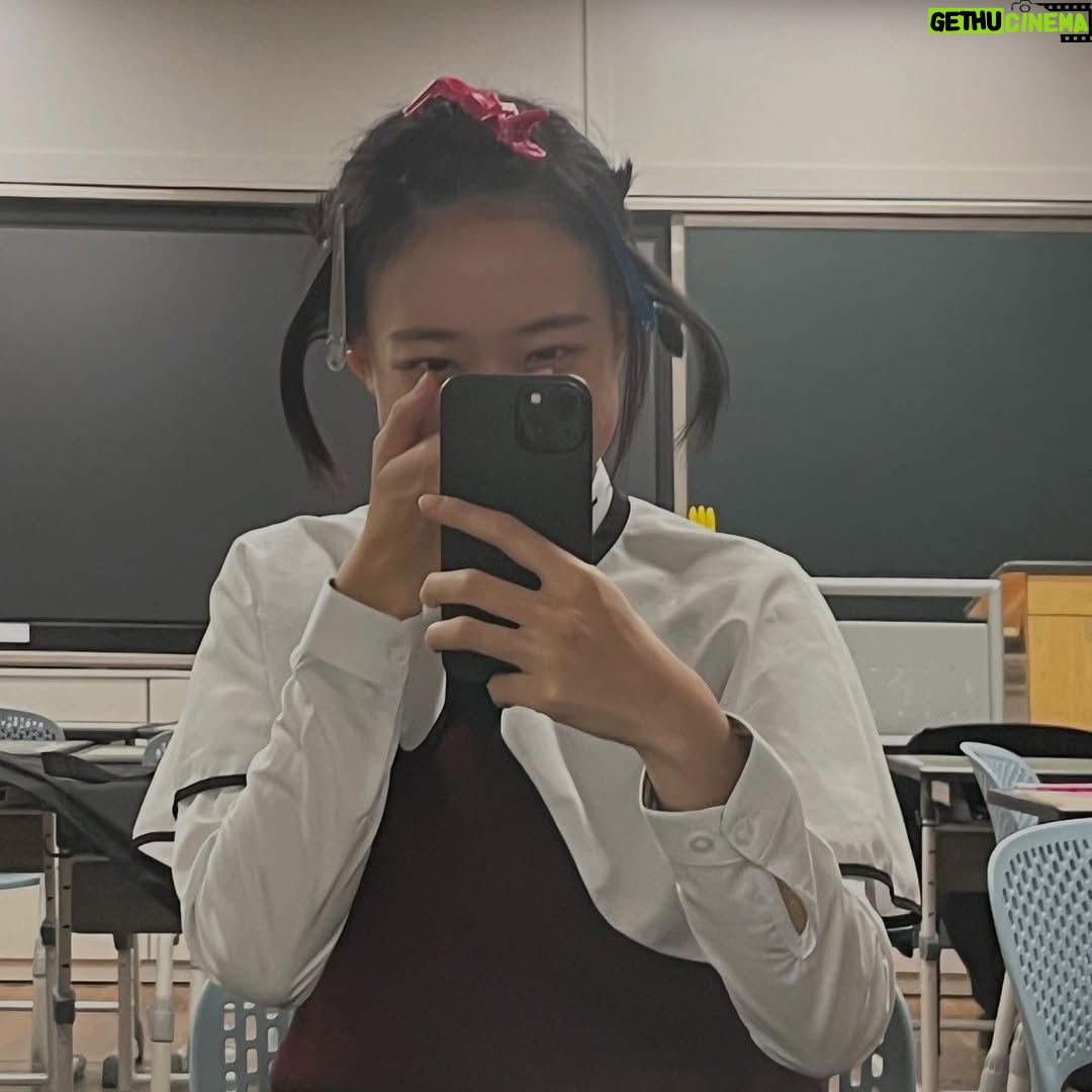 Lee Jae-in - 142.8K Likes - 어제는 끝났고 내일은 멀었고 오늘은 아직 모른다🎶

나의 오늘을 불행하게 하는 것은 언제나 ’어제‘와 ’내일‘이다. 어제는 후회뿐이고, 내일은 두렵기만 하다. 둘 중 무엇도 내 마음대로 할 수 있는 게 없다. 지나간 어제를 바꿀 수도 없고, 다가올 내일을 예측할 수도 없다.

그럼 내가 할 수 있는 건 뭘까? 아직 어떻게 될 지 모르는 오늘을 살아내는 것. 어제의 내가 두려워하던 오늘을 덤덤하게 잘 사는 것, 내일의 내가 후회할 지도 모르는 오늘을 후회 없이 사는 것.

정말 약하기 그지없는 소리처럼 들린다. 어디 사는 훌륭한 누군가는 10년치의 계획을 가지고 그걸 정말로 이뤄내며 살고 있을지도 모른다. 그러나 내게 주어진 최선은 오늘을 망치지 않는 것뿐이다. 그런 ’오늘‘을 쌓아간다면, 언젠가는 어제가 후회되지 않고 내일이 무섭지 않을지도 모른다는 희망 하나로! ☘️

#미지의서울 안녕🥹