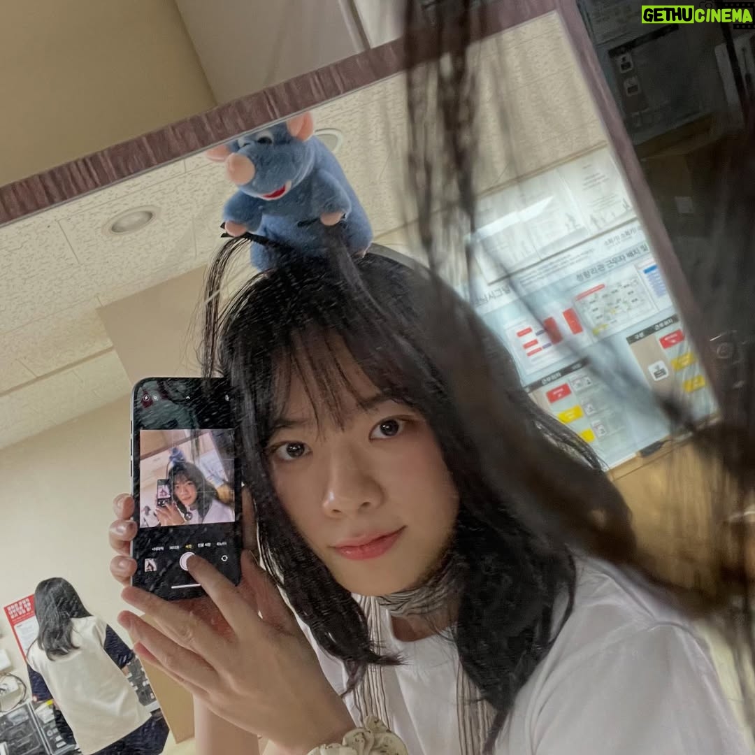 Lee Jae-in - 87.6K Likes - #하이파이브 무대인사중!!!🫀 편지랑 선물 너무 고마워요🍀