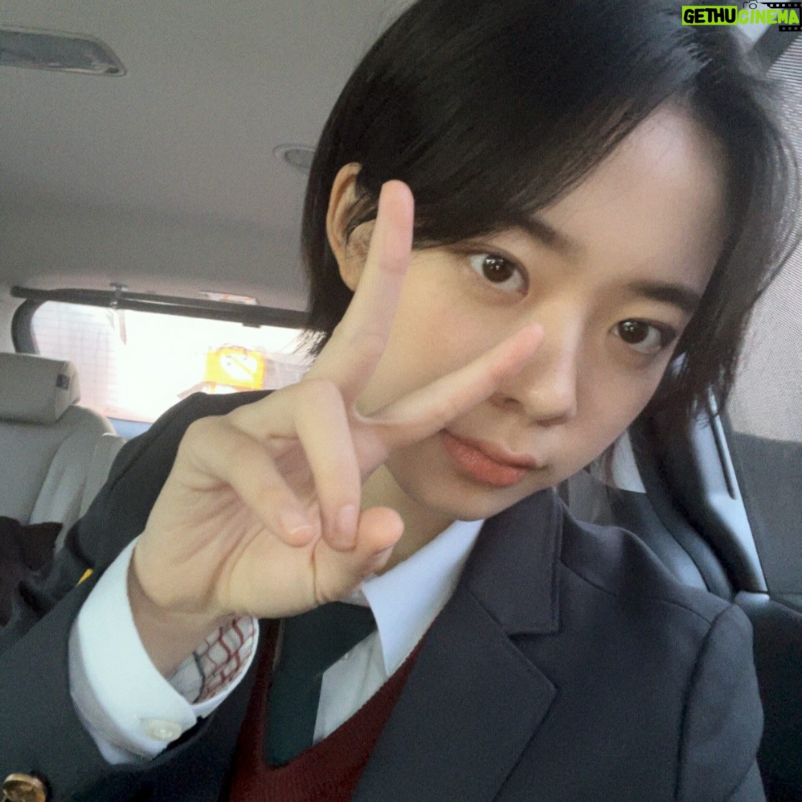 Lee Jae-in - 142.8K Likes - 어제는 끝났고 내일은 멀었고 오늘은 아직 모른다🎶

나의 오늘을 불행하게 하는 것은 언제나 ’어제‘와 ’내일‘이다. 어제는 후회뿐이고, 내일은 두렵기만 하다. 둘 중 무엇도 내 마음대로 할 수 있는 게 없다. 지나간 어제를 바꿀 수도 없고, 다가올 내일을 예측할 수도 없다.

그럼 내가 할 수 있는 건 뭘까? 아직 어떻게 될 지 모르는 오늘을 살아내는 것. 어제의 내가 두려워하던 오늘을 덤덤하게 잘 사는 것, 내일의 내가 후회할 지도 모르는 오늘을 후회 없이 사는 것.

정말 약하기 그지없는 소리처럼 들린다. 어디 사는 훌륭한 누군가는 10년치의 계획을 가지고 그걸 정말로 이뤄내며 살고 있을지도 모른다. 그러나 내게 주어진 최선은 오늘을 망치지 않는 것뿐이다. 그런 ’오늘‘을 쌓아간다면, 언젠가는 어제가 후회되지 않고 내일이 무섭지 않을지도 모른다는 희망 하나로! ☘️

#미지의서울 안녕🥹