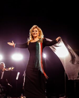 Leila Forouhar Instagram - خوشحالم من هم در گردهمایی باشکوه "برای آزادی" در کنار دیگر همکارانم سهم کوچکی را برای حمایت از جنبش زن، زندگی، آزادی داشتم . با حضور شاهزاده رضا پهلوی نیز، این شب زیبا و دیدنی به اوج خود رسید. 

با سپاس از حمایت شما عزیزان و دست اندرکاران این برنامه و با تشکر از سیمین عزیز برای طراحی بسیار زیبای لباس من  و همچنین زاره عزیز برای آرایش مو و میکاپ .
به امید آینده ی روشن برای سرزمینمان ایران

LIVE FOR LIBERTY
Los Angeles , Youtube Theater
June 11th 2022
@simin_couture Simin_couture
#LeilaForouhar #LiveForLiberty #IRAN #MahsaAmini #Woman_Life_Freedom

#لیلافروهر #ایران #مهسا_امینی #زن_زندگی_آزادی