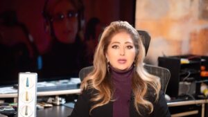 Leila Forouhar Instagram - امسال نوروز باستانی ما ، شرمنده ی ملت در بند خود است و فرشتگانی که اکنون در میان ما نیستند و‌ یاد و خاطره شان اشک را برایمان به ارمغان می آورد. 
در آستانه ی سال نو آرزو کنیم پلیدی ها از سرزمینمان رخت بر بسته و عشق، شادی و آزادی به ایرانمان بازگردد.
«اگه ایران شده زندان بزرگ
اگه بوی غم گرفته خاک مون
وقتشه که روزگارو نو کنیم
وقتشه بازم بخنده آسمون»
نوروز خجسته باد 
لیلا فروهر

#نوروز #زن_زندگی_آزادی #ایران
#لیلافروهر