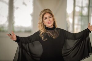Leila Forouhar Instagram - با سپاس از همه شما عزيزانم كه با پيامها ى و ويديوهاى پر مهرتون در روز تولدم ، من را شاد كرديد .خيلى دوستتون دارم ❤️🌹. #ليلا فروهر #تولد