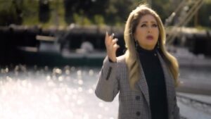 Leila Forouhar Instagram - موزیک ویدیوی "زندگی"
🕘دوشنبه ۹ شب به وقت ایران ، ۱۰:۳۰ صبح به وقت لس آنجلس از کانال یوتیوب و سایر رسانه ها منتشر خواهد شد. 
🎥 www.youtube.com/leilaforouhar
«زندگی»
ترانه : فرهاد 
آهنگ : آرش کاویانی 
کارگردان: کوجی زادوری 
میکاپ: زارع 
تهیه کننده : فریبا فروهر