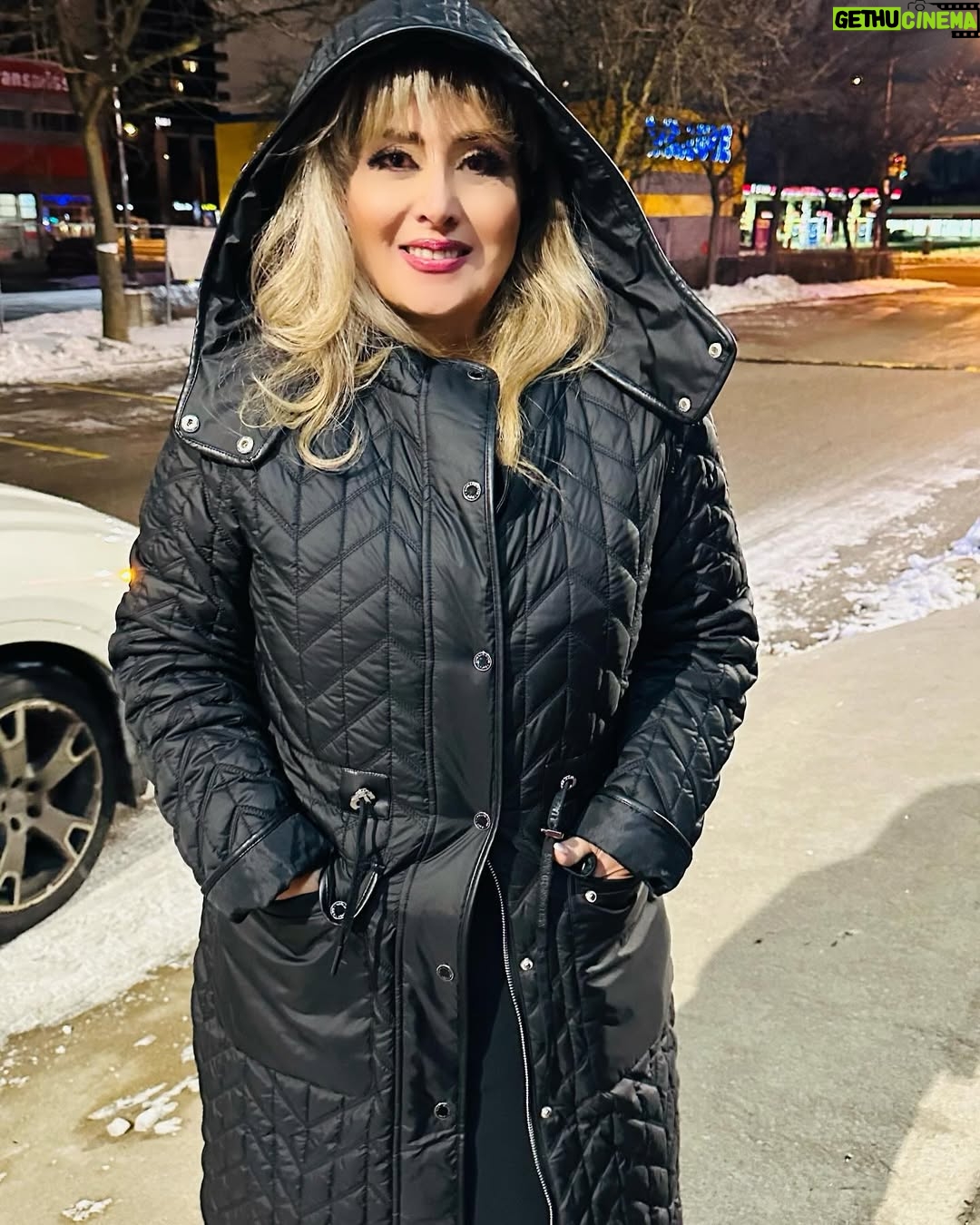 Leila Forouhar - 119.1K Likes - در آينه بدنبال خودت باش !
بعد از يك برنامه موفق و پر شور و هيجان  و با انرژى كه از طرفدارانم ميگيرم ،  حتى سرما و برف زمستانى  هم دلپذير هست 🌹🙏❤️. Thank you toronto  #لیلا فروهر#کنسرت#تورنتو_کانادا