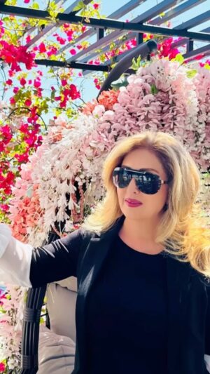 Leila Forouhar Instagram - عزیزانم
در هفته ی گذشته عمل جراحی دیسک کمر و ستون فقرات را به لطف دکتر رسولی، پزشک حاذق و حرفه ای در جامعه ی ایرانی انجام دادم که باعث نگرانی شما شد ولی هم اکنون در سلامت کامل دوران نقاهت را در منزل می گذرانم. در طی این چند روز مثل همیشه لطف و محبت همکاران نازنینم ، طرفداران همیشه همراهم از سراسر دنیا و خانواده ی خوبم ، شامل حال من شد و سپاس از همه ی شما عزیزان ، به زودی خبرها و سورپرایزهای خوبی برای شما خواهم داشت ✌️♥️
لیلا فروهر
#لیلافروهر
#LeilaForouhar