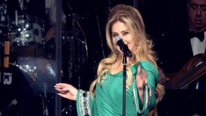 Leila Forouhar Instagram - با درود به شما عزيزانم
چند خبر تازه براتون داشتم كه در اين ويديو توضيح دادم ، بسيار دلتنگ شما هستم🌹
 با آرزوی روزهاى بهتر همراه با صلح و آزادی براى هموطنان نازنینم و مردم جهان 🕊️
#لیلافروهر #کنسرت #ایران 
#LeilaForouhar l #Musicvideo l #Video l #Concert l #Album l #Iran