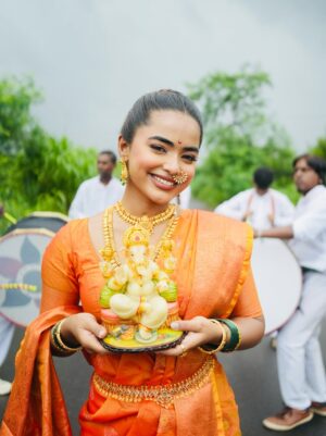 Leisha Patidar Instagram - 365 days till we welcome you home again, Bappa ❤️🙏🥹💖
Jewellery- @rasasilverjewels