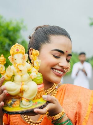 Leisha Patidar Instagram - 365 days till we welcome you home again, Bappa ❤️🙏🥹💖
Jewellery- @rasasilverjewels