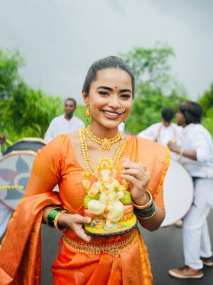 Leisha Patidar Instagram - 365 days till we welcome you home again, Bappa ❤️🙏🥹💖
Jewellery- @rasasilverjewels