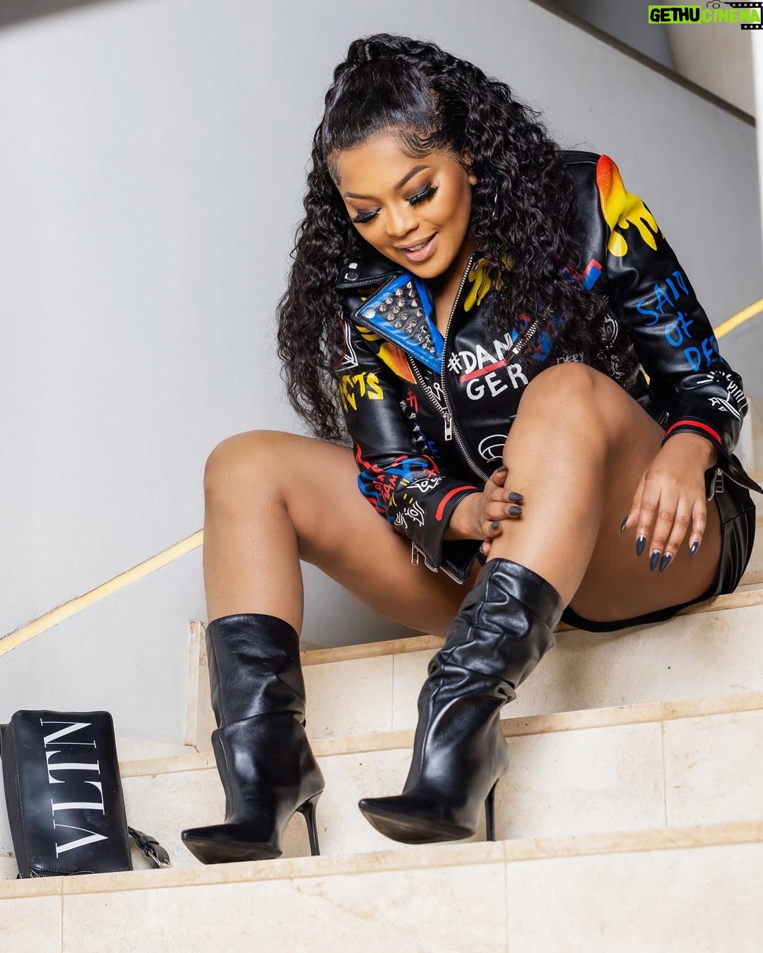Lerato Kganyago - 56.6K Likes - MOTHER! 

🧥 @lrtsbikiniblog 
💇🏾‍♀️ @thesanhair