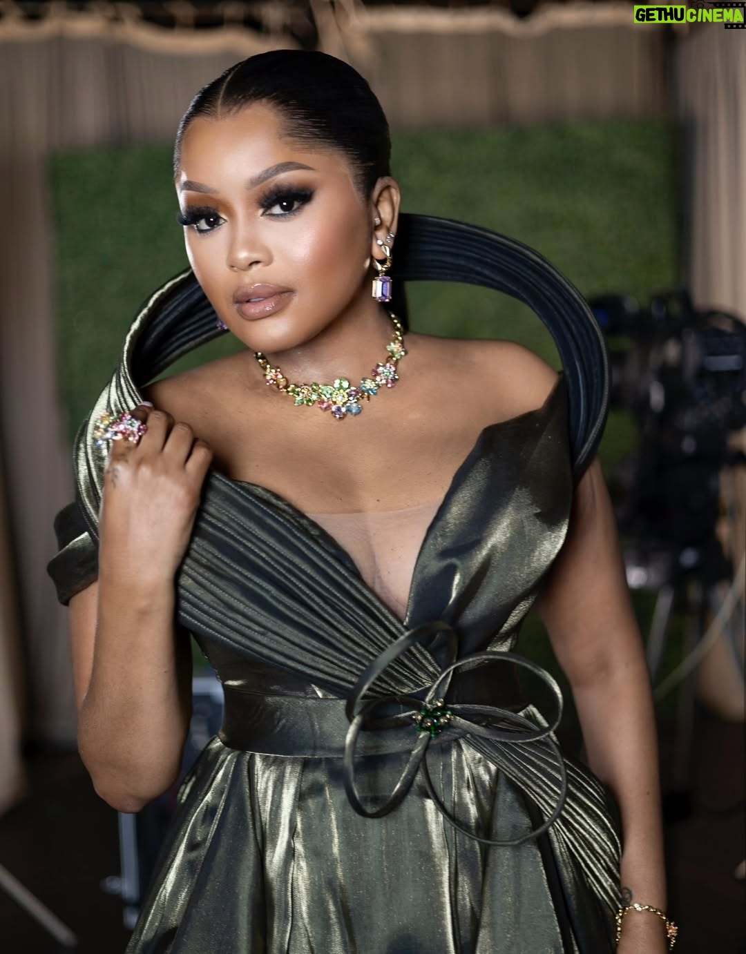 Lerato Kganyago - 3 Likes - MOTHER draped in @swarovski ❄️

💄 @clarabanx 
💇🏾‍♀️ @doree.hair 
#basadiinmusicawards2025
