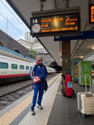Leslie Shaw Instagram - Les dejo unas fotitos del tour de europa que me había olvidado de subir !! Y les aviso que mañana saldrá en mi canal de YouTube el concierto privado que hicimos junto a @adidaspe y los @loscumbiashawstars ✨💕🎸🎶💸🇵🇪🦸🏼♀️🎸🎤 #creadoconadidas #adidassuperstar ✨