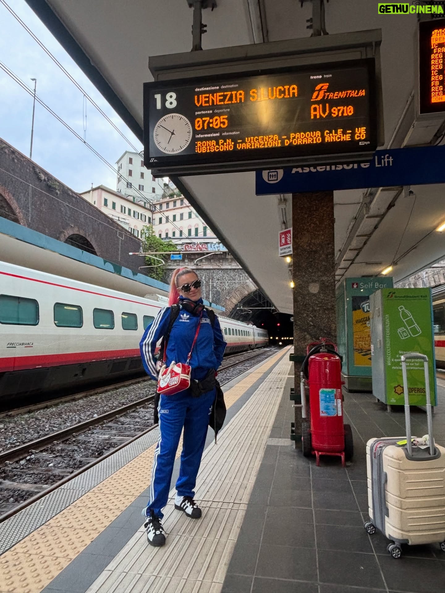 Leslie Shaw - 6.6K Likes - Les dejo unas fotitos del tour de europa que me había olvidado de subir !! Y les aviso que mañana saldrá en mi canal de YouTube el concierto privado que hicimos junto a @adidaspe y los @loscumbiashawstars ✨💕🎸🎶💸🇵🇪🦸🏼‍♀️🎸🎤 #creadoconadidas #adidassuperstar ✨