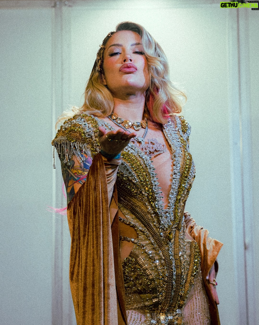 Leslie Shaw - 4.6K Likes - Recuerditos lindos con @armonia10oficial 
📸 @arkaperu ✨ @anayacss 
👗 @mariorosalesofficial