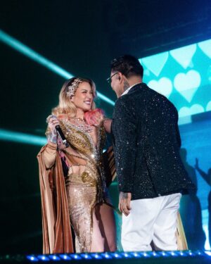 Leslie Shaw Instagram - Recuerditos lindos con @armonia10oficial
📸 @arkaperu ✨ @anayacss
👗 @mariorosalesofficial