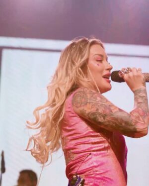 Leslie Shaw Instagram - Qué lindo la pasamos junto a mis @loscumbiashawstars y mis fans en cumbia de gala ✨💕🎶🎸🦸🏼♀️ gracias @suilproducciones por invitarme a participar con mi show en vivo ✨🦸🏼♀️💸💕🎸🎶 y teníamos que cerrar con broche de oro mis compadritos lindos ✨🎸 @armonia10oficial
@vivalatino @spotify #vivalatino #spotify