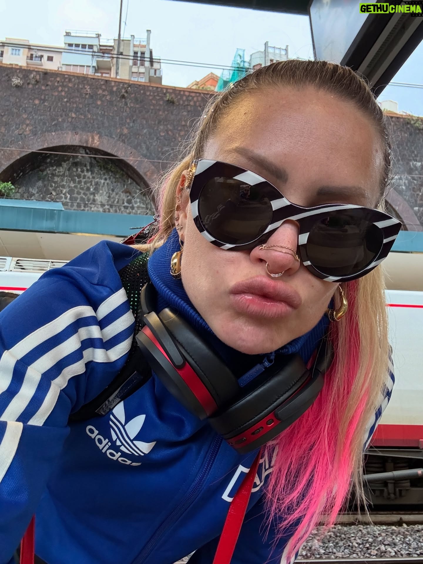 Leslie Shaw - 6.6K Likes - Les dejo unas fotitos del tour de europa que me había olvidado de subir !! Y les aviso que mañana saldrá en mi canal de YouTube el concierto privado que hicimos junto a @adidaspe y los @loscumbiashawstars ✨💕🎸🎶💸🇵🇪🦸🏼‍♀️🎸🎤 #creadoconadidas #adidassuperstar ✨
