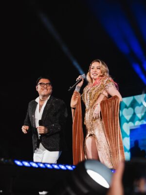 Leslie Shaw Instagram - ¡Nuestra Barbie! Dijeron de todo pero nadie sabía en realidad el aprecio, el cariño y respeto que te tenemos todos los que integramos la familia de Armonía 10.
¡Eres una de las nuestras! te has subido al bus, has girado con nosotros, nos conoces y te conocemos. ¿Cómo no ibas a estar con nosotros en estos 53 años?
Solo podemos decirte: Gracias. Gracias porque tú sabes lo que significas para nuestros corazones y el de todos nuestros fans.
Seguiremos creciendo juntos y muy pronto daremos de qué hablar con nuestro estreno.
¡Te queremos gringa! @leslieshaw