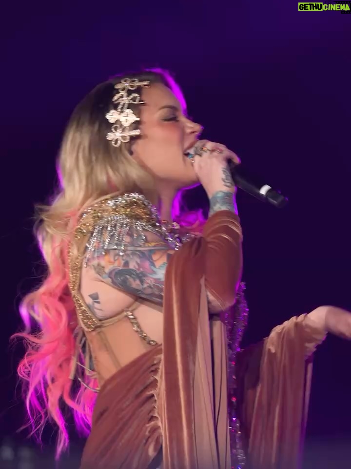 Leslie Shaw - 17.8K Likes - ¡Nuestra Barbie! Dijeron de todo pero nadie sabía en realidad el aprecio, el cariño y respeto que te tenemos todos los que integramos la familia de Armonía 10.

¡Eres una de las nuestras! te has subido al bus, has girado con nosotros, nos conoces y te conocemos. ¿Cómo no ibas a estar con nosotros en estos 53 años?

Solo podemos decirte: Gracias. Gracias porque tú sabes lo que significas para nuestros corazones y el de todos nuestros fans.

Seguiremos creciendo juntos y muy pronto daremos de qué hablar con nuestro estreno.

¡Te queremos gringa! @leslieshaw
